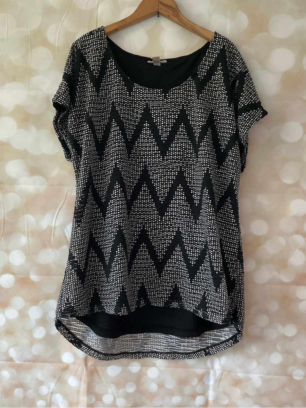 Ros & Ali Black & White Zigzag Short Sleeve Top